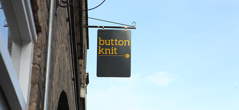 button knit swing sign